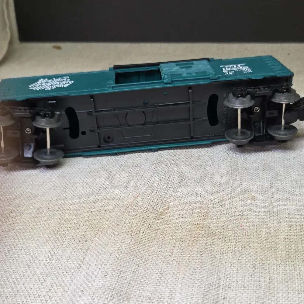 lot of 5 HO scale Train Cars, Tower, Buildings and more - Picture 3 of 12